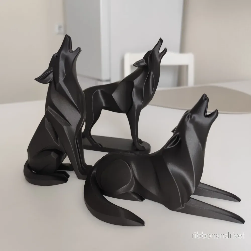 Minimalistisk stående skulptur av ylande varg