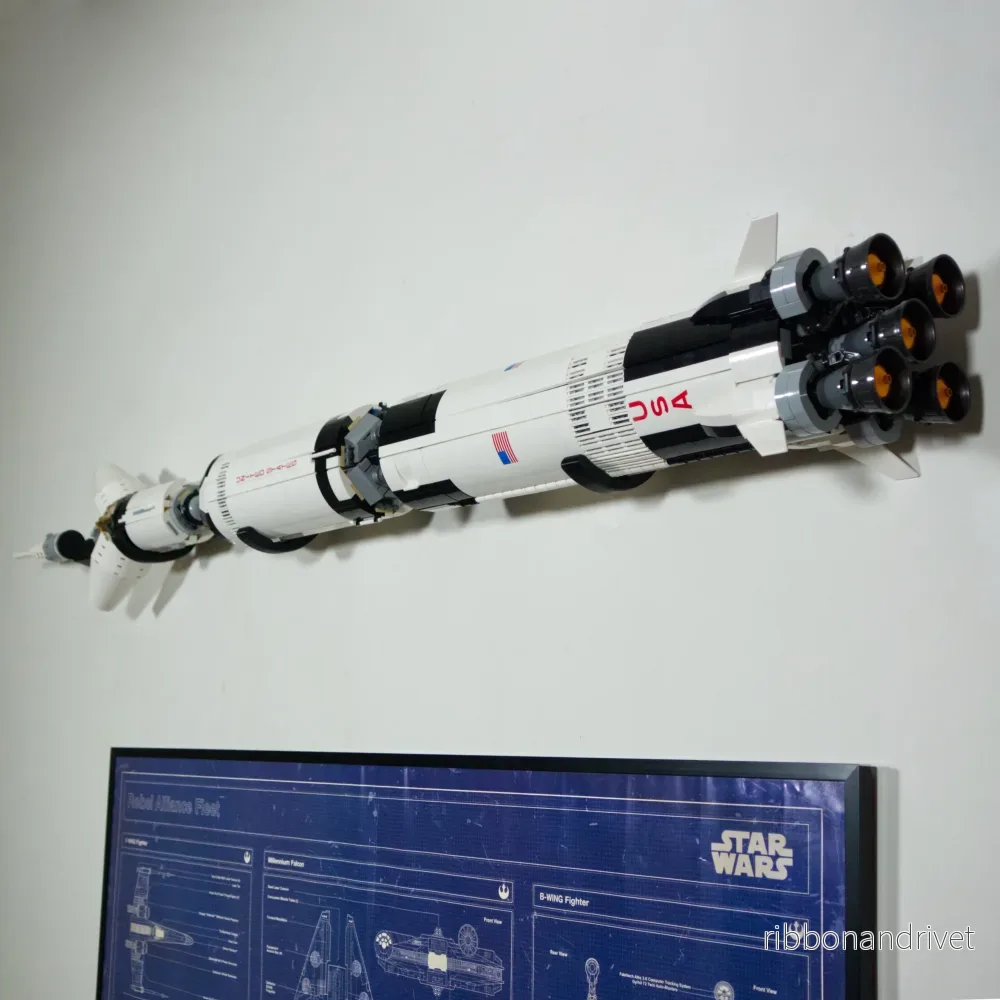Minimalistisk väggupphängning för Saturn V-raket Minimalistisk väggupphängning för Saturn V-raket