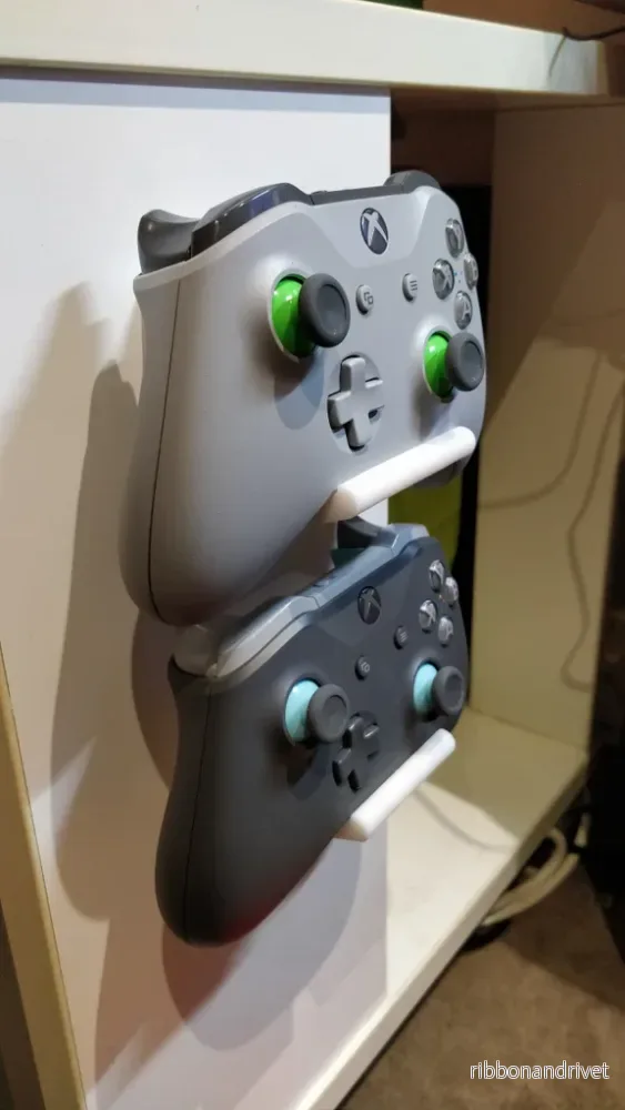 Minimalistiskt väggfäste för Xbox One S och Xbox 360-kontroller Minimalistiskt väggfäste för Xbox One S och Xbox 360-kontroller