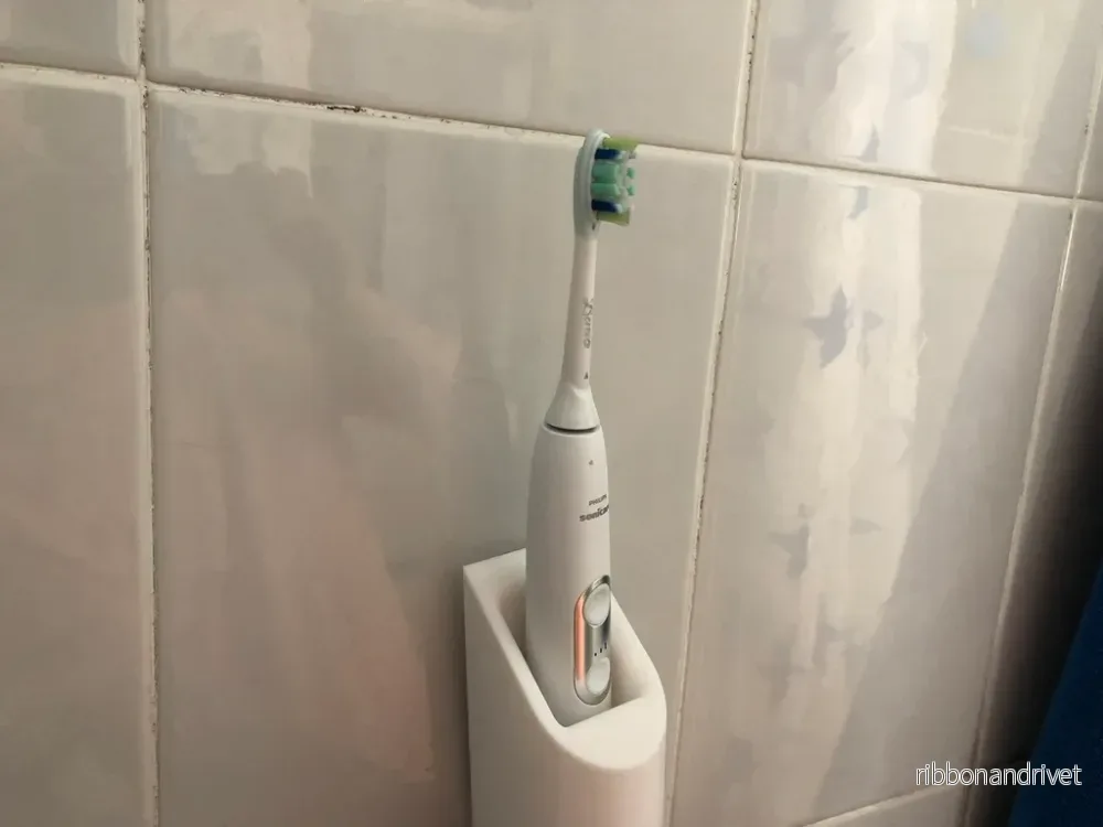 Väggmonterad Philips Sonicare tandborstehållare med laddare