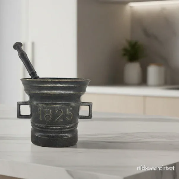 Mortel i brons märkt 1825 Mortel i brons märkt 1825
