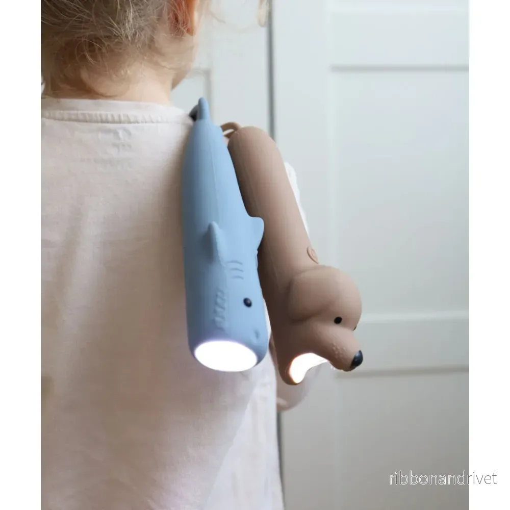 Hajficklampa i Silikon – dimbar och laddningsbar barnlampa Shark SHARKY Hajficklampa i Silikon – dimbar och laddningsbar barnlampa Shark SHARKY