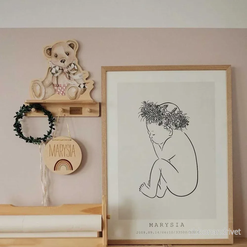 Vägghylla med nallemotiv – Minihylla i trä för barnrum - Bild 3