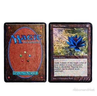 Magic: The Gathering Black Lotus Kort Dubbelvänd Fleecefilt | 114 x 152 cm Magic: The Gathering Black Lotus Kort Dubbelvänd Fleecefilt | 114 x 152 cm