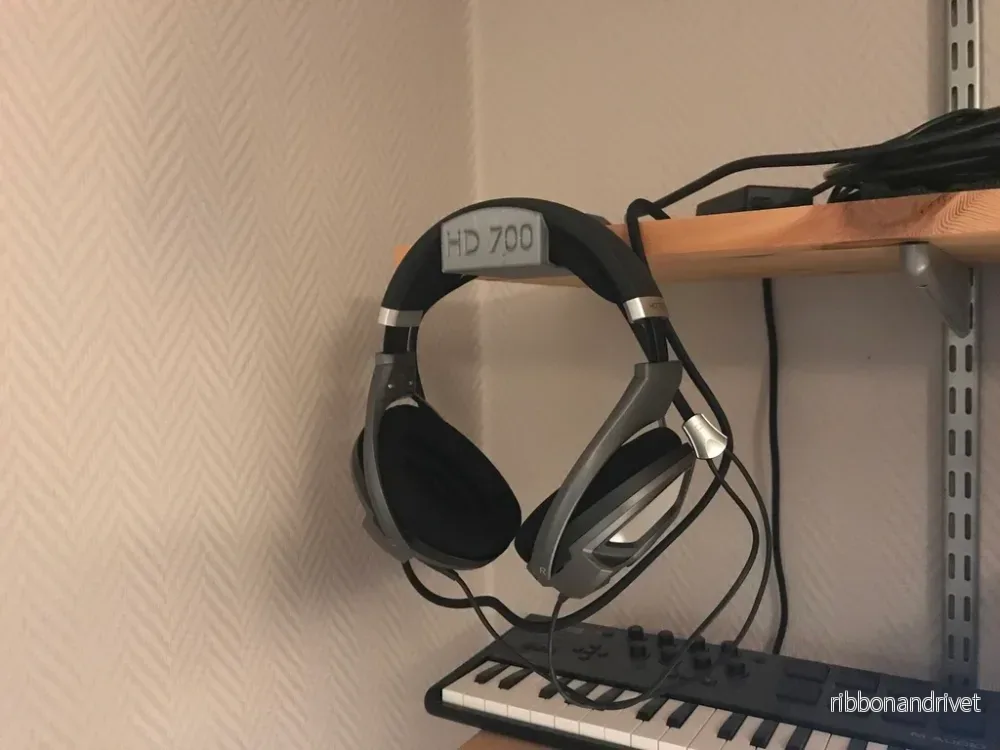 Sennheiser HD700 Hörlurs- och Kabelhållare för Hylla Sennheiser HD700 Hörlurs- och Kabelhållare för Hylla