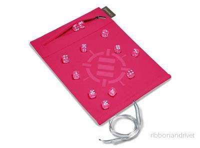 ENHANCE Roll on a Scroll™ Dice Rolling Mat & 12-delars set med 6-sidiga tärningar – Rosa ENHANCE Roll on a Scroll™ Dice Rolling Mat & 12-delars set med 6-sidiga tärningar – Rosa