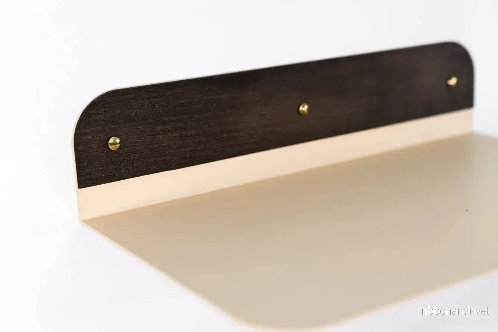 Väggmonterad hylla med rundade kanter – 60 cm