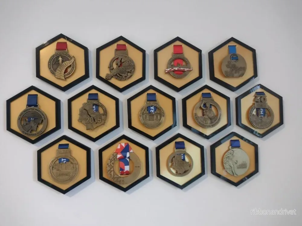 Tvåfärgad hexagonal medaljupphängning - Bild 2