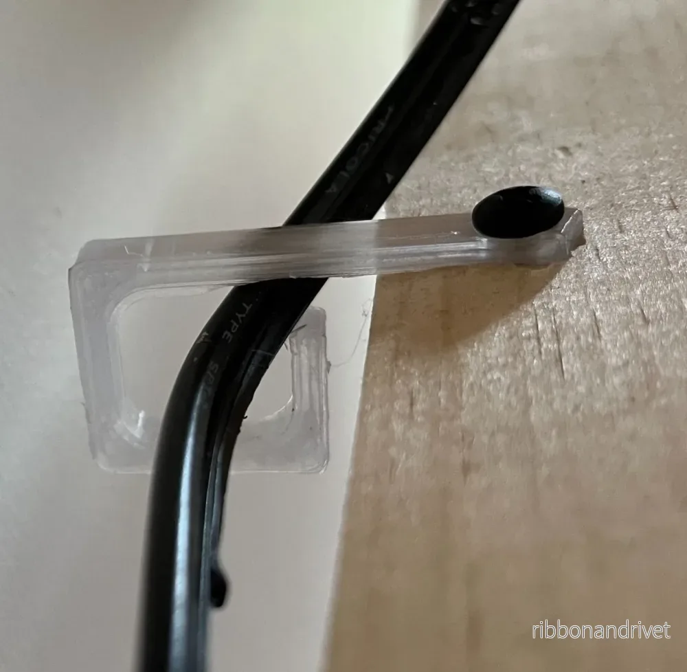 Kabelklämma för trähyllor