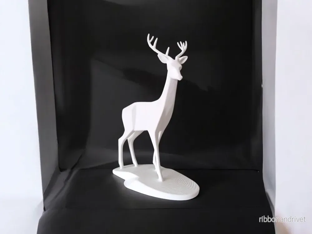 Elegant hjortskulptur för naturinspirerad inredning - Bild 3
