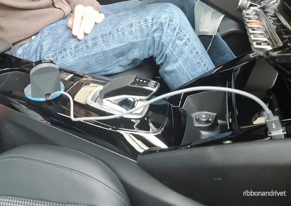Smartphone-mugghållare för Peugeot 208 II och 2008 II