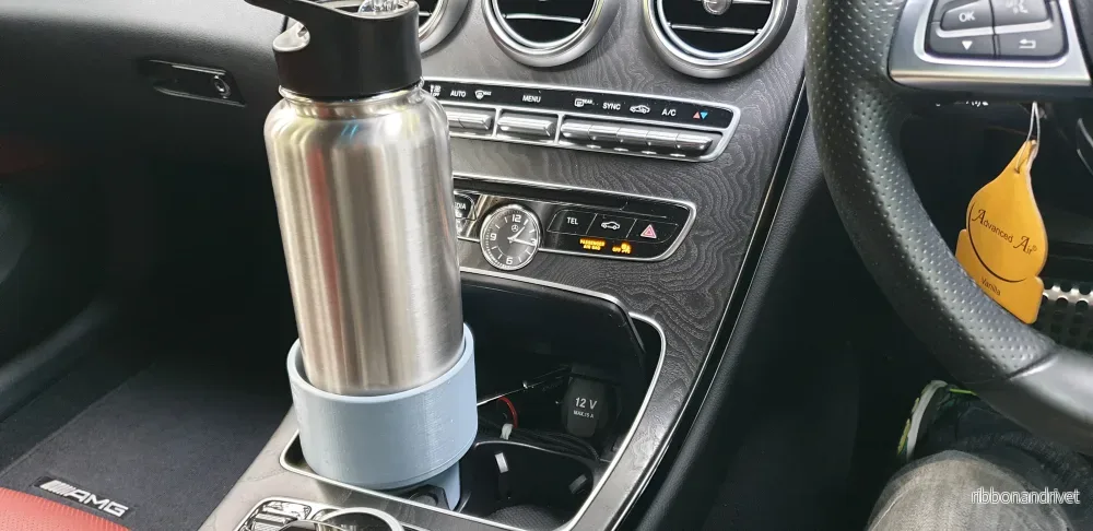Förlängd mugghållare för Mercedes C-klass (2016) Förlängd mugghållare för Mercedes C-klass (2016)