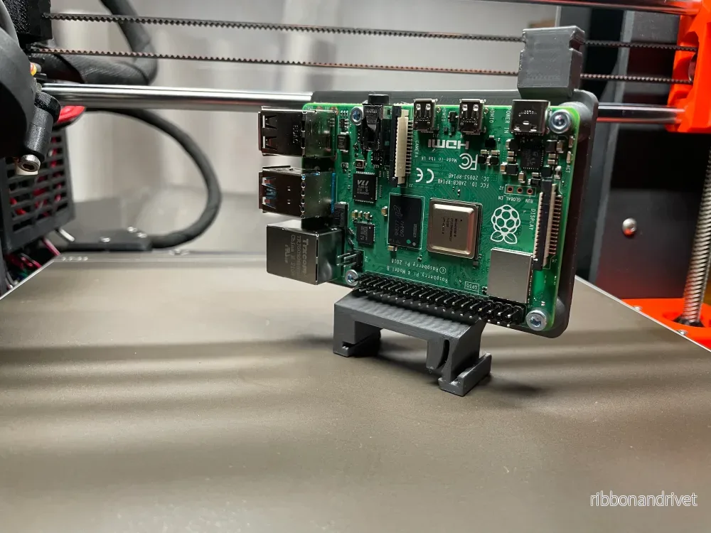 Raspberry Pi 4 / Pi 5 DIN-skenahållare med M3 nitmuttrar Raspberry Pi 4 / Pi 5 DIN-skenahållare med M3 nitmuttrar