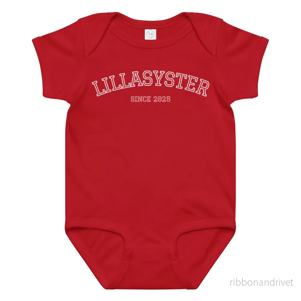 Lillasyster Body - 2025 (vit text) - Bild 3
