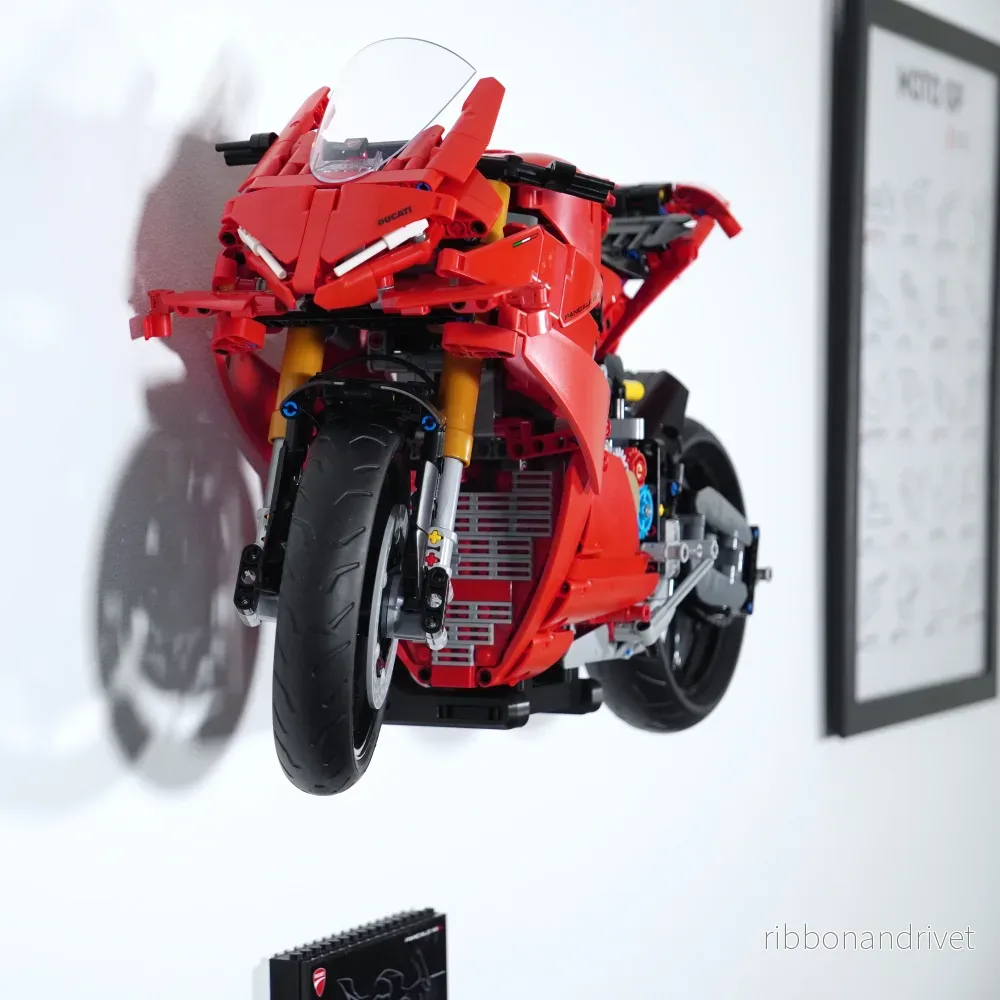 Väggfäste för Technic Ducati Panigale V4 S - Bild 2
