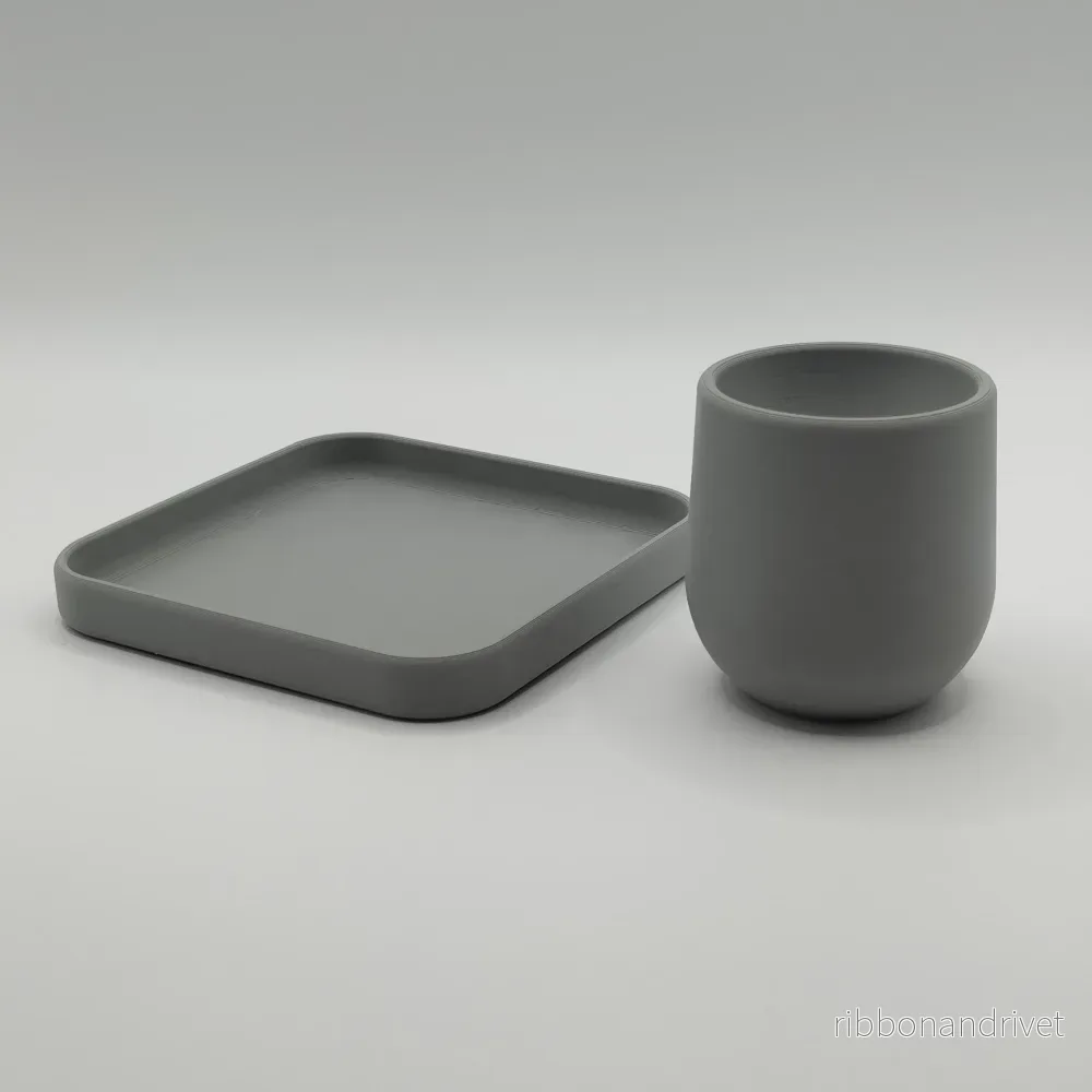 Minimalistiskt äggglas med tillhörande praktiskt underlägg