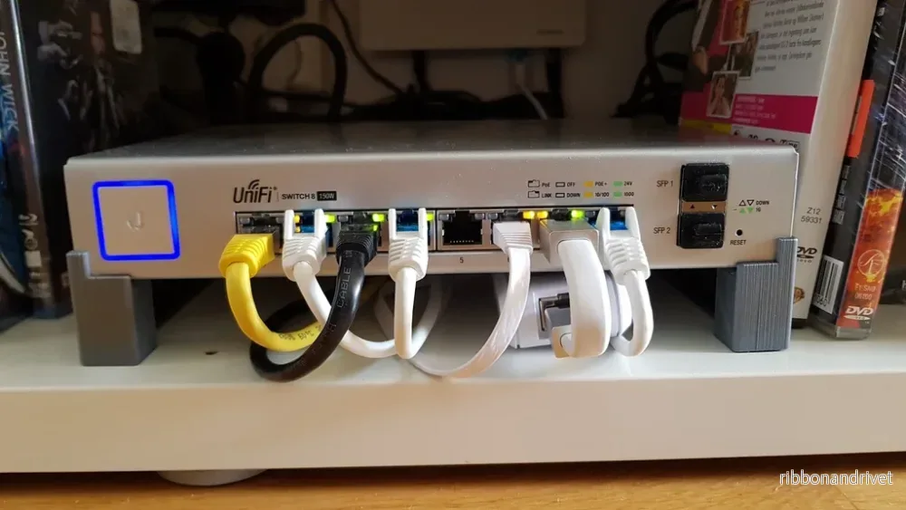 Ubiquiti UniFi Switch 8 150w hållare med plats för Cloud Key Ubiquiti UniFi Switch 8 150w hållare med plats för Cloud Key