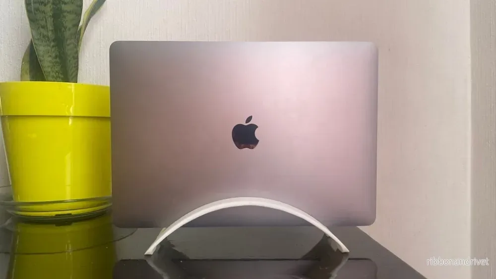 BookArc: Platsbesparande vertikalt stativ för MacBook Pro 13"