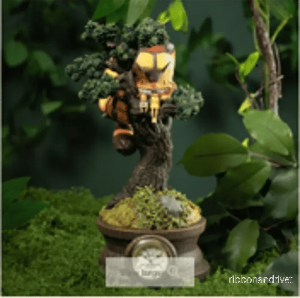 My Neighbor Totoro – diorama-bordsklocka med Mei, Satsuki & Chatbus i pinjeträdet
