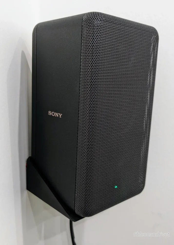 Väggfäste för Sony SA-RS3S bakhögtalare – Optimal placering i hörn Väggfäste för Sony SA-RS3S bakhögtalare – Optimal placering i hörn