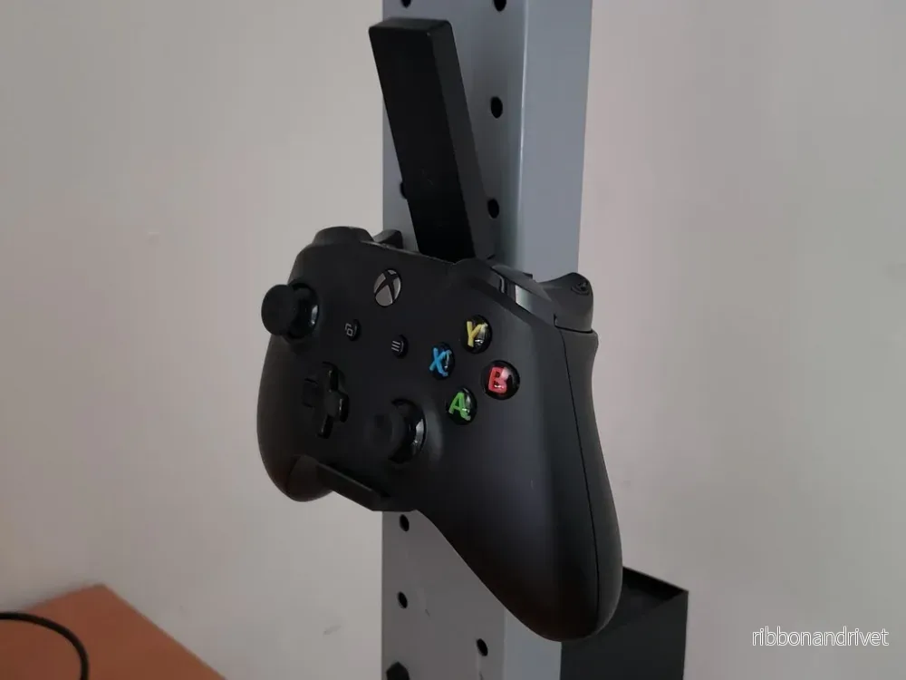 Xbox One väggfäste med skruvhål och USB-uttag för mottagare Xbox One väggfäste med skruvhål och USB-uttag för mottagare