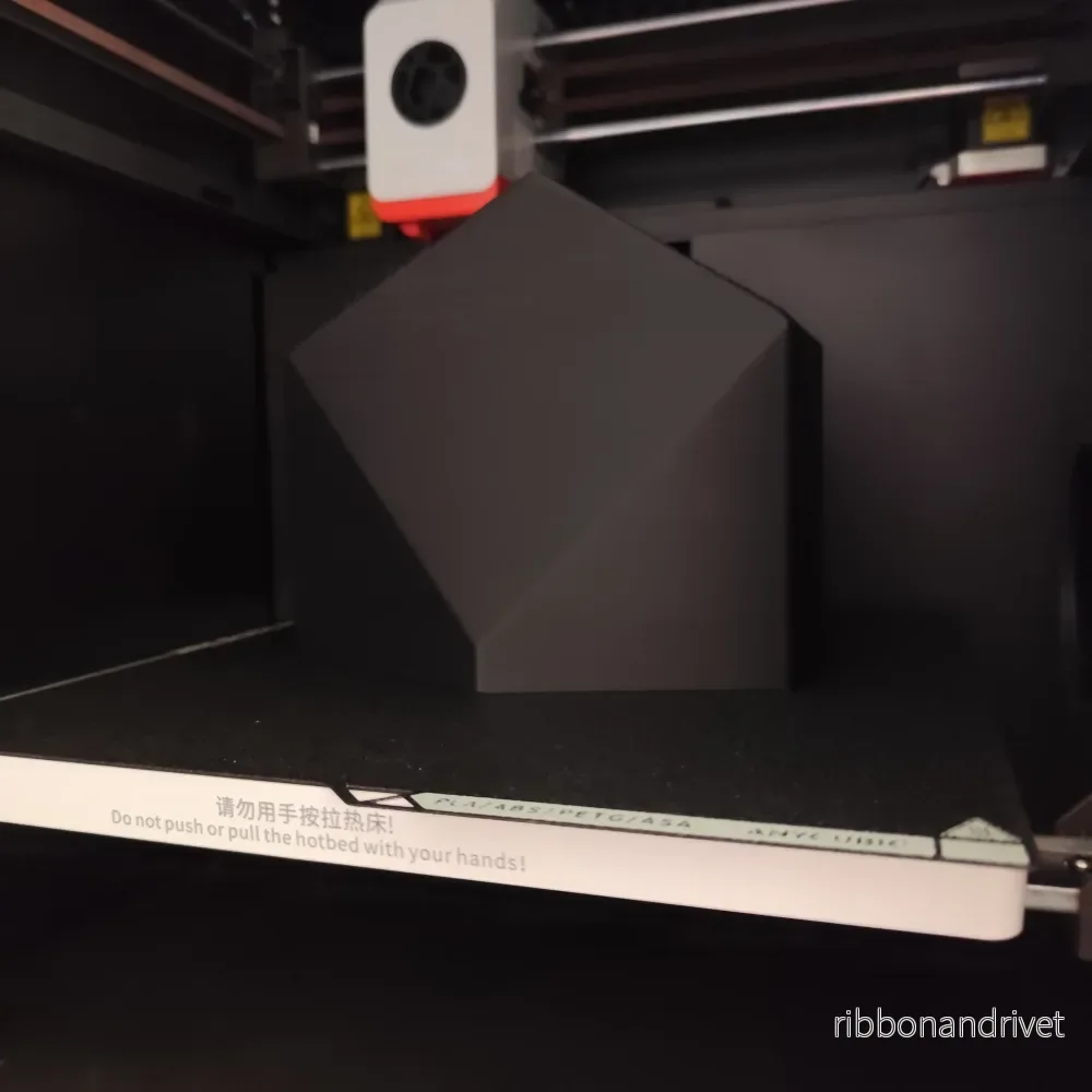 Väggmonterad low-poly krukmantel för växter