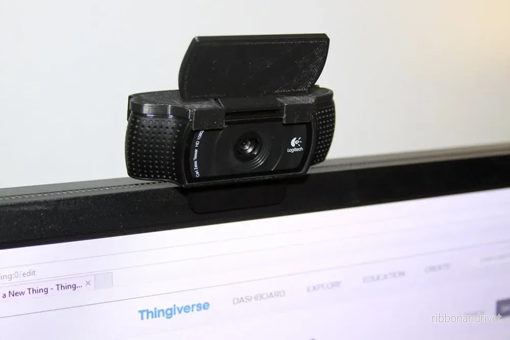 Sekretessskydd med gångjärnsförsedd flik för Logitech C920 webbkamera