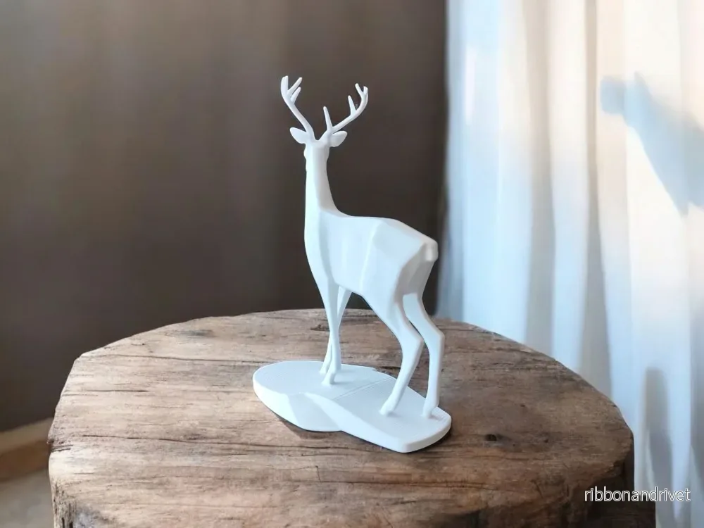 Elegant hjortskulptur för naturinspirerad inredning