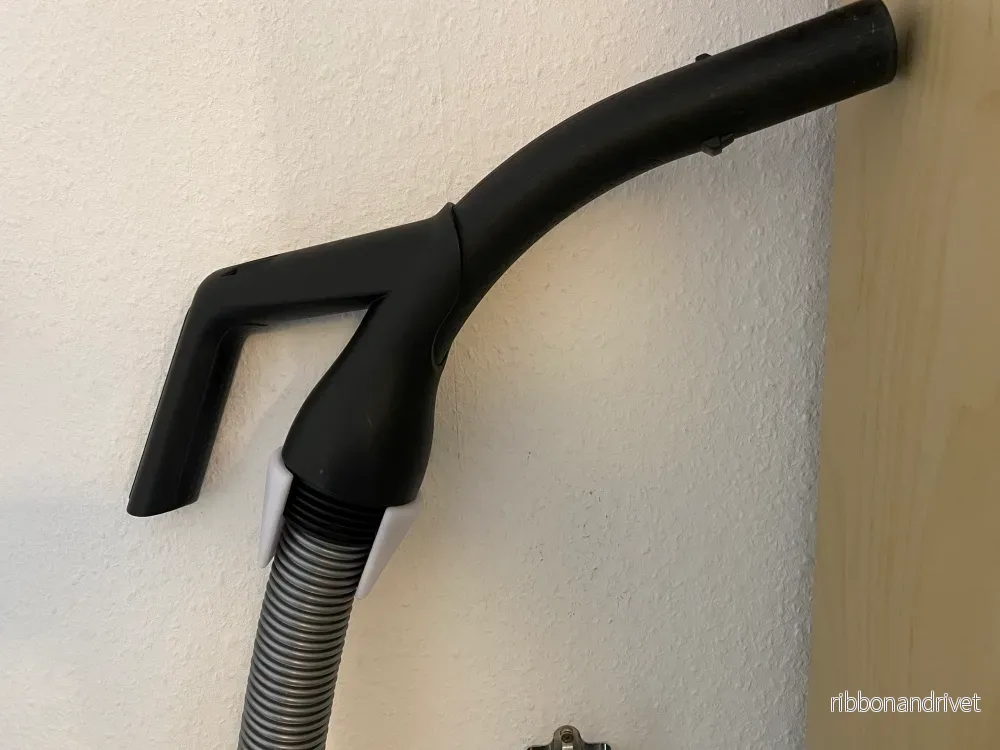 Väggfäste för Bosch Series 8 dammsugare med handtag och metallrör - Bild 3