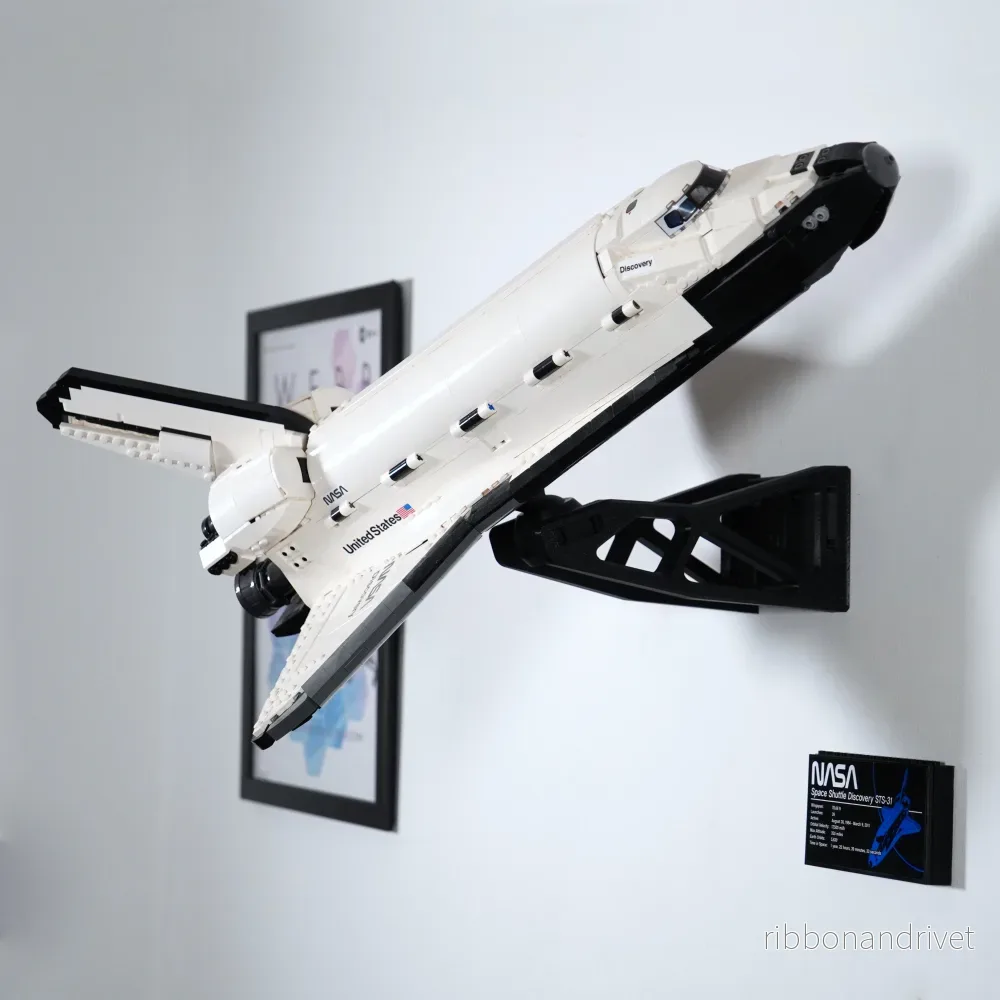 Justerbart väggfäste för LEGO Space Shuttle Discovery 10283