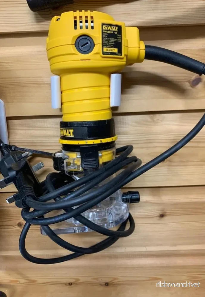 Väggfäste för upphängning av DeWalt överfräs
