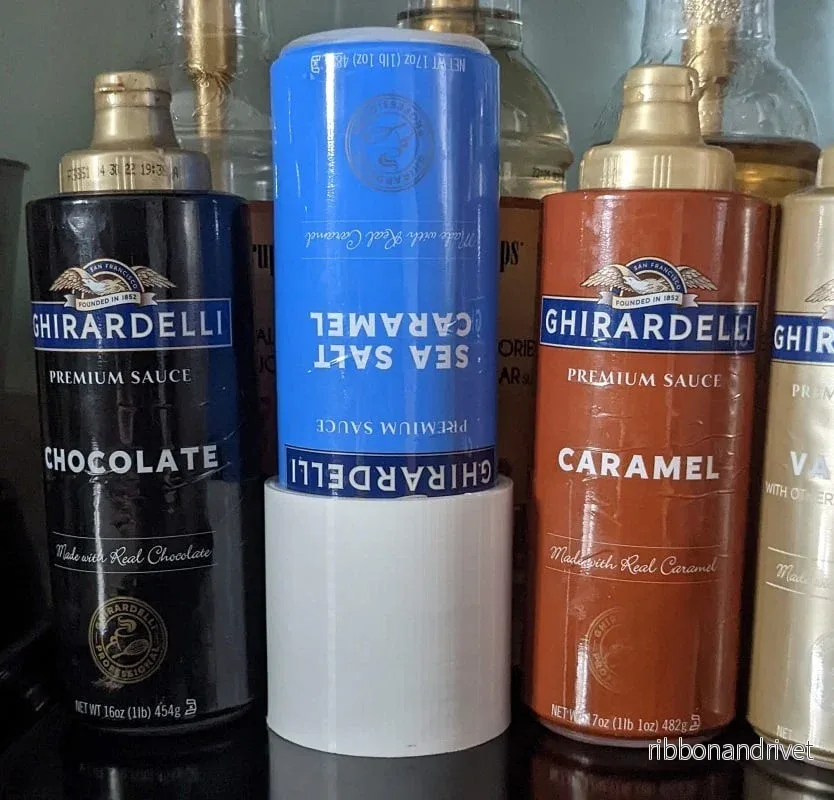 Hållare för Ghirardelli-kaffesirap (1 flaska) Hållare för Ghirardelli-kaffesirap (1 flaska)