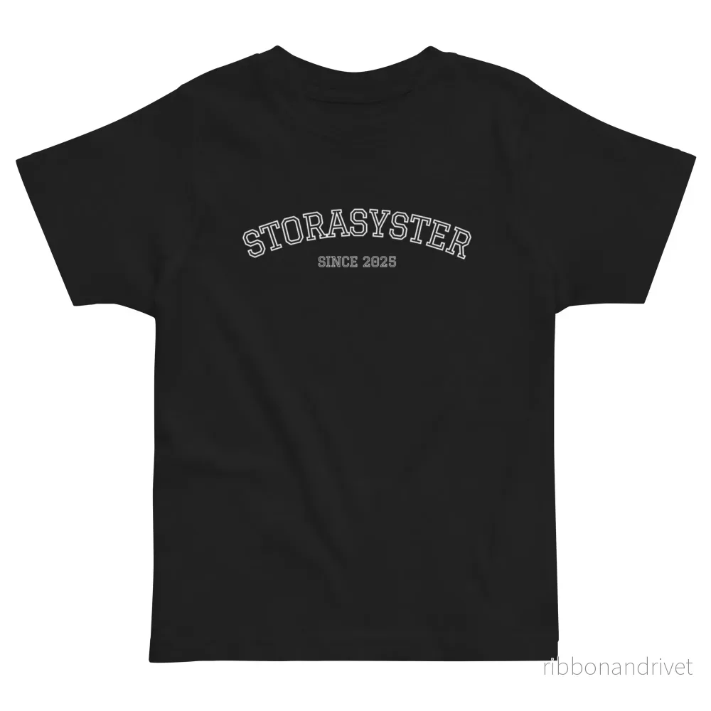 Storasyster T-shirt – Since 2025 (vit text) Storasyster T-shirt – Since 2025 (vit text)