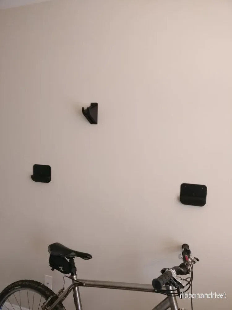 Platsbesparande väggfäste för cykel med pedalhållare - Bild 2