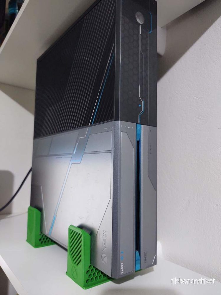 Vertikalt stativ för Xbox One – Hello Edition