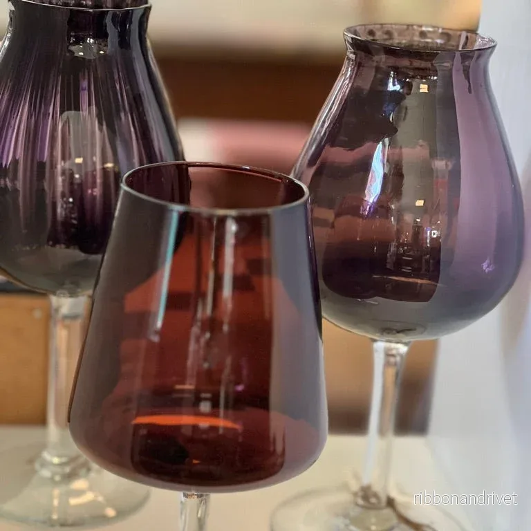 Olikformade glas på fot Olikformade glas på fot