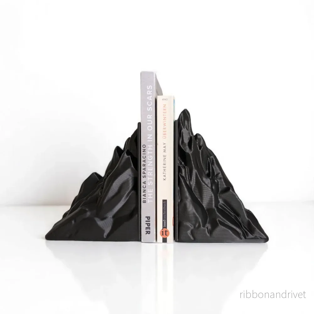 Set med minimalistiska bokstöd i bergsmotiv