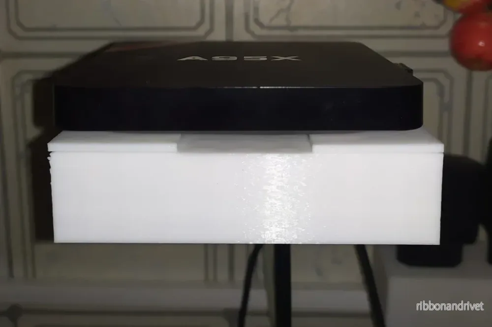 Universellt väggfäste för TV-box med fläktkylning Universellt väggfäste för TV-box med fläktkylning