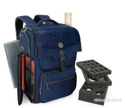 ENHANCE Collector’s Edition DnD Ryggsäck – DM-väska, rymmer 6-8 böcker (Dragon Blue) ENHANCE Collector’s Edition DnD Ryggsäck – DM-väska, rymmer 6-8 böcker (Dragon Blue)