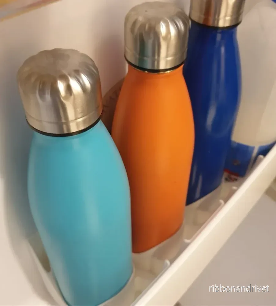 Flask- och mugghållare för kylskåpsdörren - Bild 3