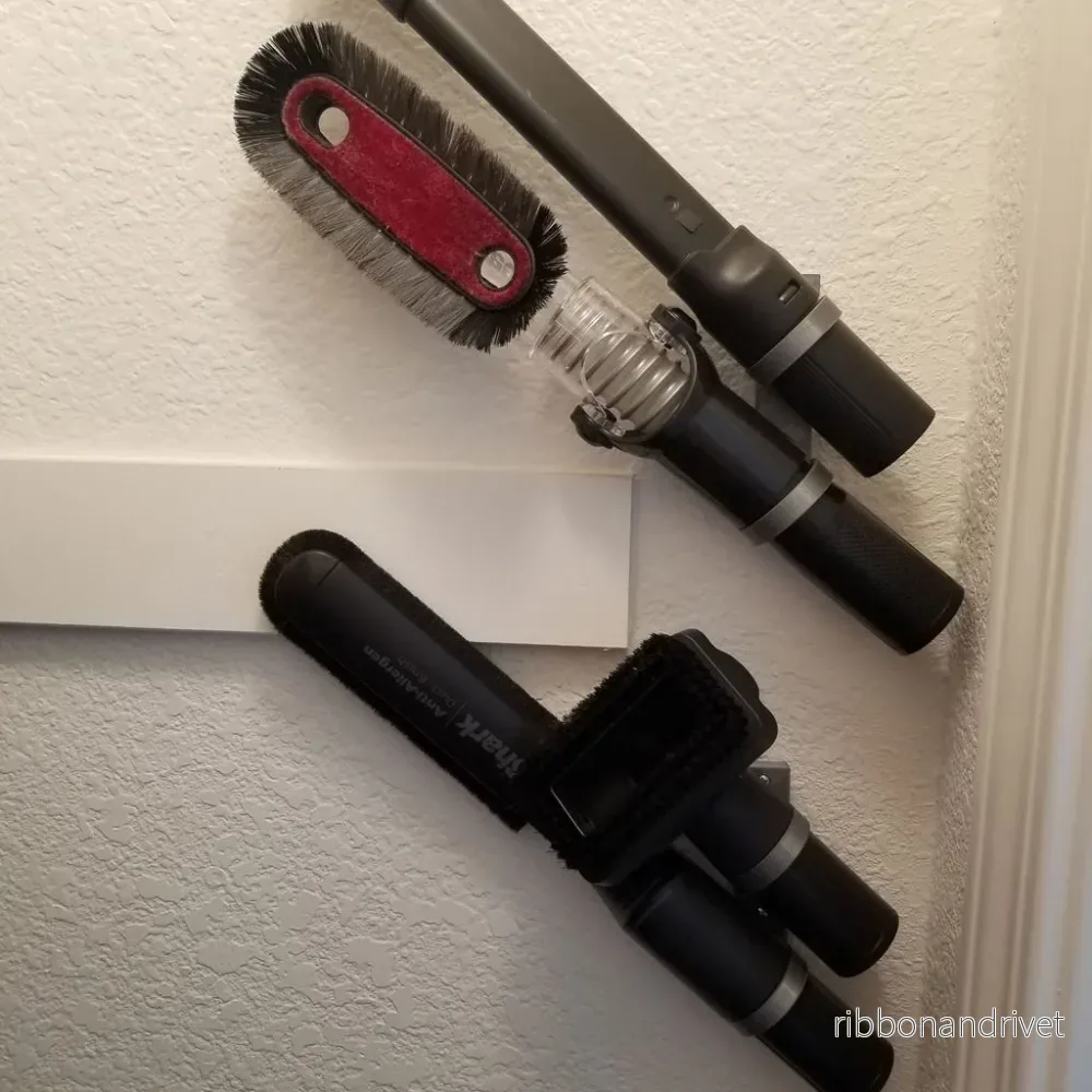 Väggmonterad hållare för dammsugaretillbehör Väggmonterad hållare för dammsugaretillbehör
