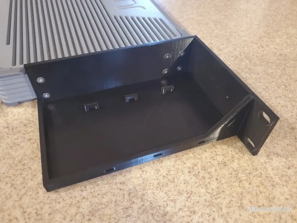 Rackmonteringssats för Juniper SRX300 med nätaggregatbricka - Bild 2