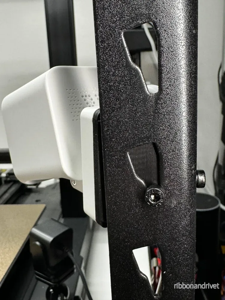 Wyze Cam v3 Husky Hörnhylla Montering – Optimerad Kameraplacering - Bild 2
