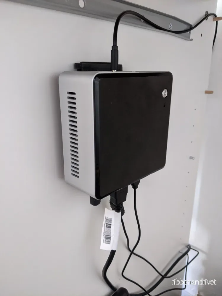 Väggfäste för Intel NUC (2 delar)