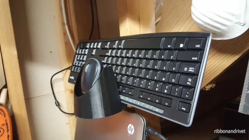 Väggmonterbart stativ för tangentbord och mus