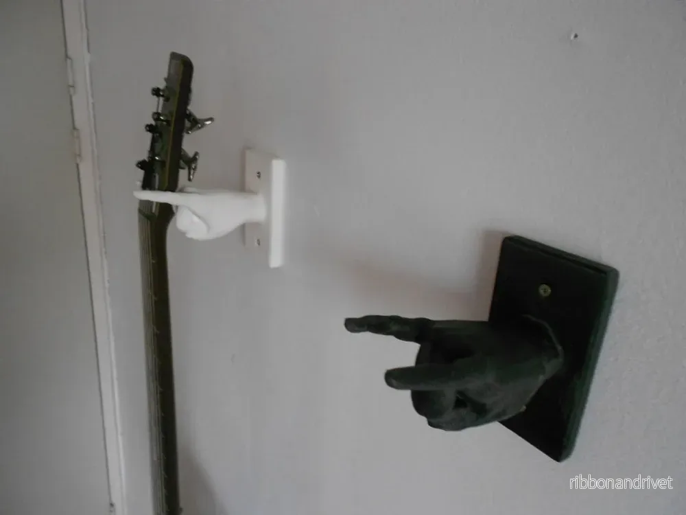 Handformad gitarrhängare med "Rock On!"-gest - Bild 3