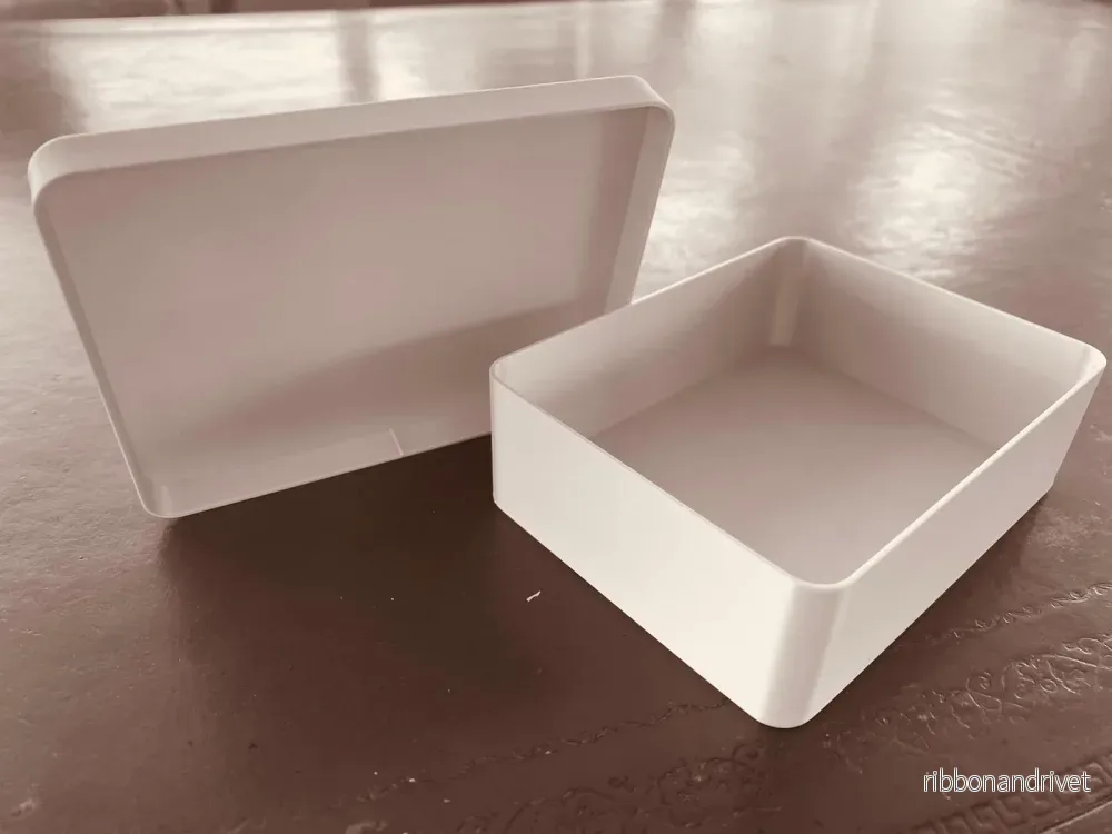 Praktisk organiseringsbox med lock